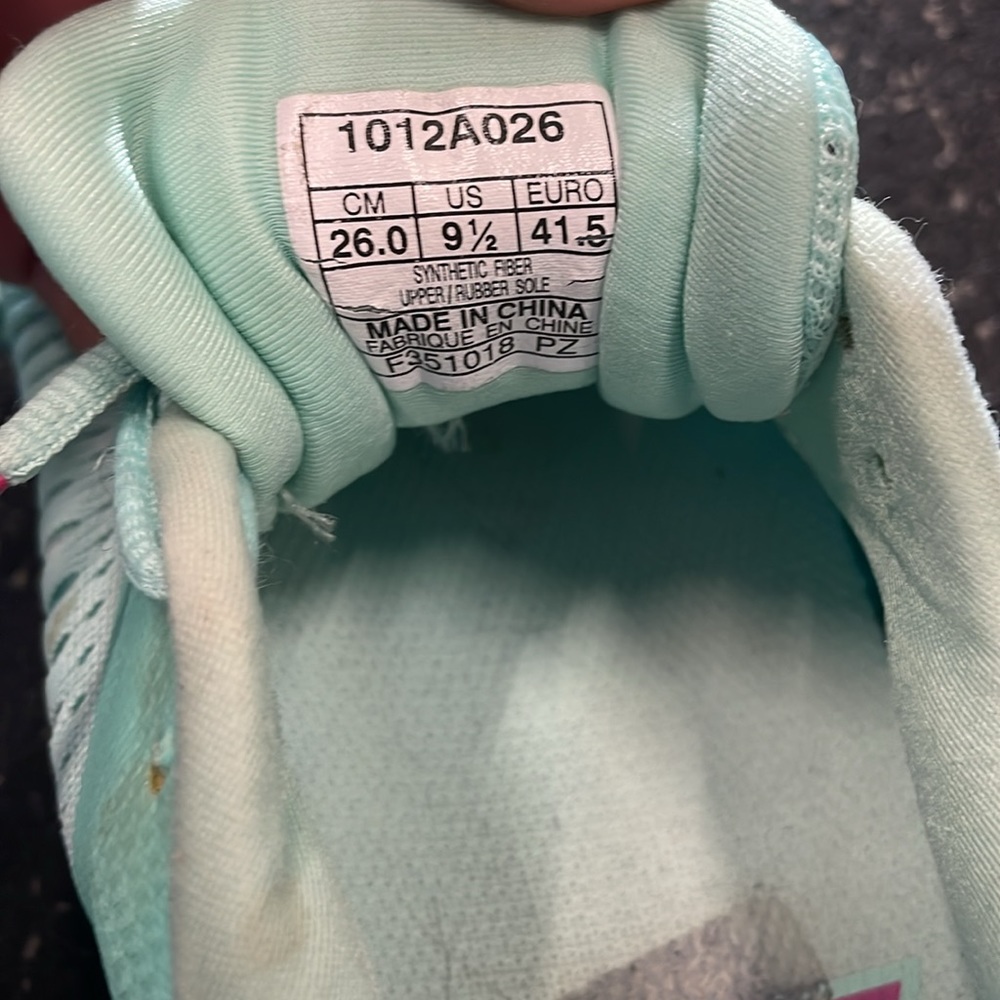 ASICS sneakers 9.5 - Picture 4 of 4